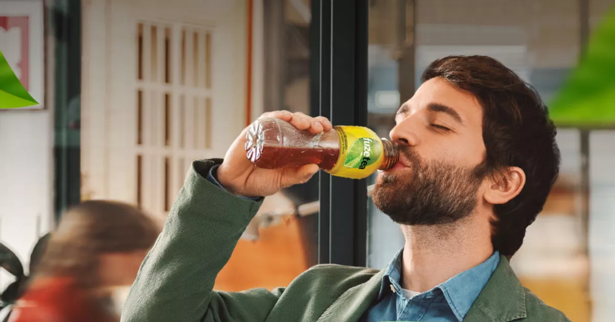 Un hombre bebiendo Fuze Tea./ FUZE TEA
