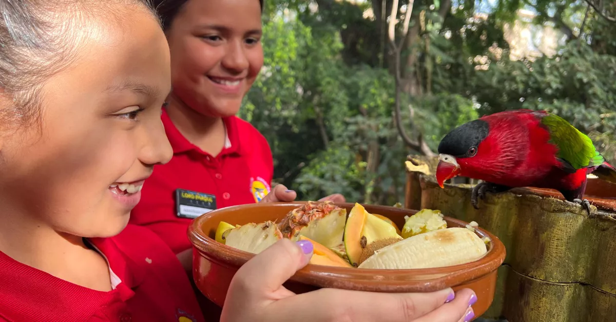 Dos niñas participan en las actividades de Loro Parque / LORO PARQUE