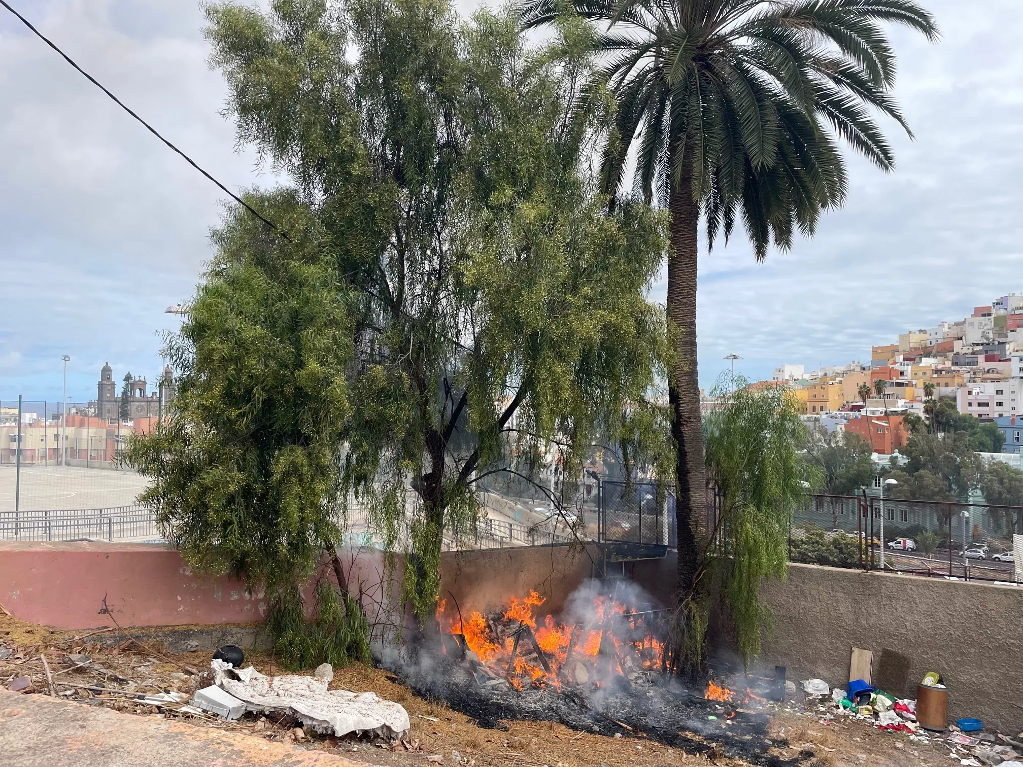 Un incendio en un campamento de personas sin hogar en Las Palmas alarma al Risco de San Nicolás. / AH Un incendio en un campamento de personas sin hogar en Las Palmas alarma al Risco de San Nicolás. / AH