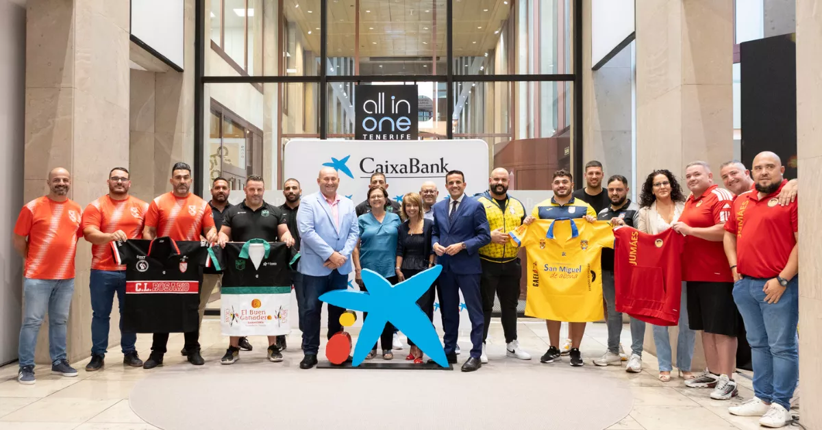 Foto de familia con directivos de CaixaBank y de la Federación de Lucha de Tenerife, junto a representantes de los equipos que disputarán la Supercopa de Primera y Segunda este fin de semana / CAIXABANK