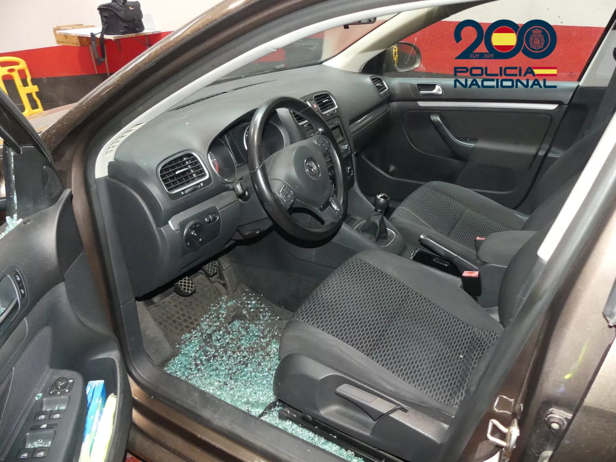 Vehículo roto por el detenido./ CEDIDA