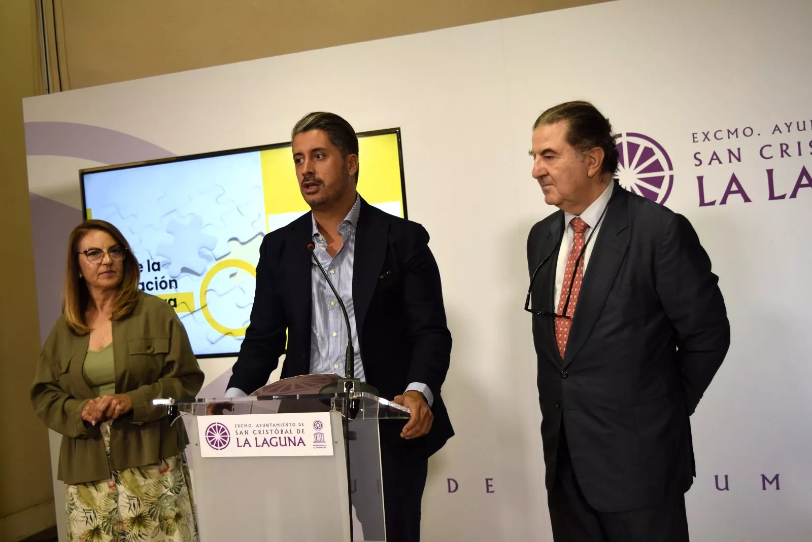 WhatsApp Image 2024 10 09 at 12.15.12De izquierda a derecha, María Leonor Cruz Acosta, concejal de Bienestar Social de La Laguna, el alcalde Luis Yeray Gutiérrez y el director del Banco de España en Santa Cruz de Tenerife, Antonio Cruz-Conde./ CEDIDA