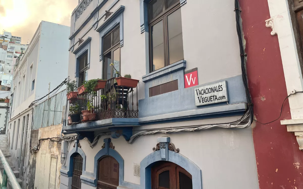 En la imagen, una de las viviendas vacacionales que se pueden encontrar en Las Palmas de Gran Canaria. / AH