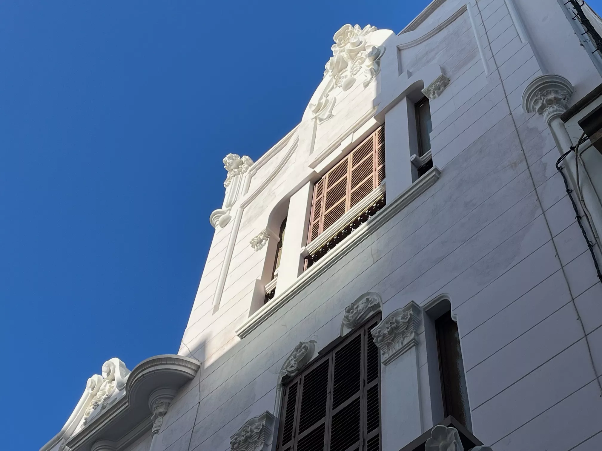 Detalle de una casa de la calle Rafael Almeida, en la zona de Triana, el pasado miércoles, 9 de octubre. / SANTIAGO GIL