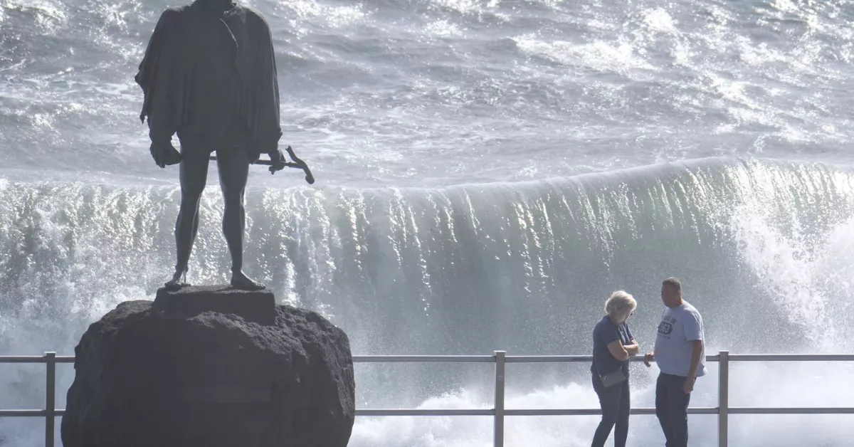 Imagen de olas en Canarias / EFE