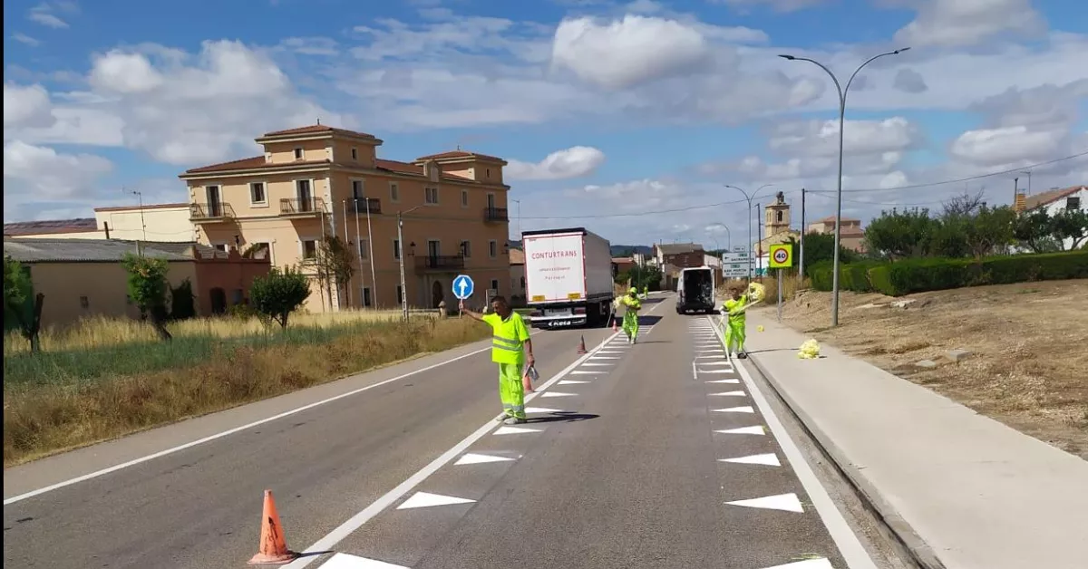 Imagen de una de las nuevas señales de la DGT, los dientes de dragones / MINISTERIO DE TRANSPORTE