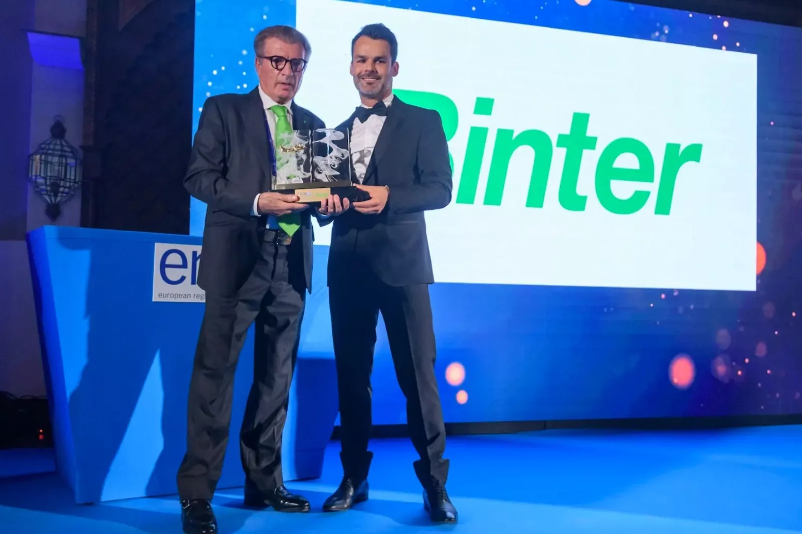 El gerente de Binter Airlines, David Manzanas, recibe el premio “Airline of the Year”./ CEDIDA