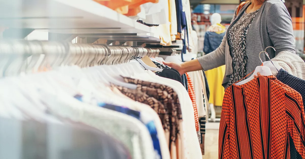 Imagen de una mujer comprando en una tienda de ropa. /AH
