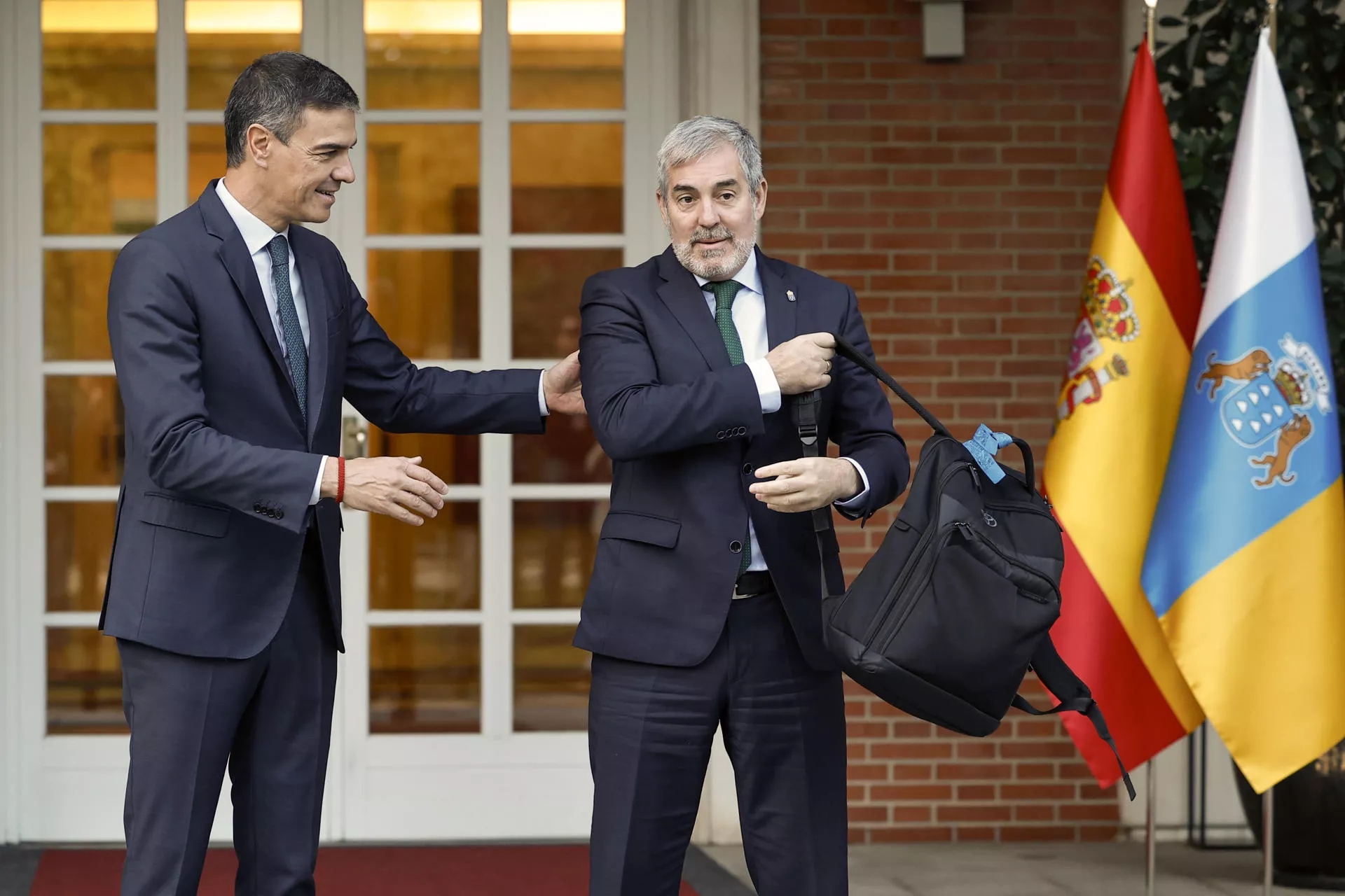 El presidente del Gobierno, Pedro Sánchez, recibe al presidente de Canarias, Fernando Clavijo./ EFE
