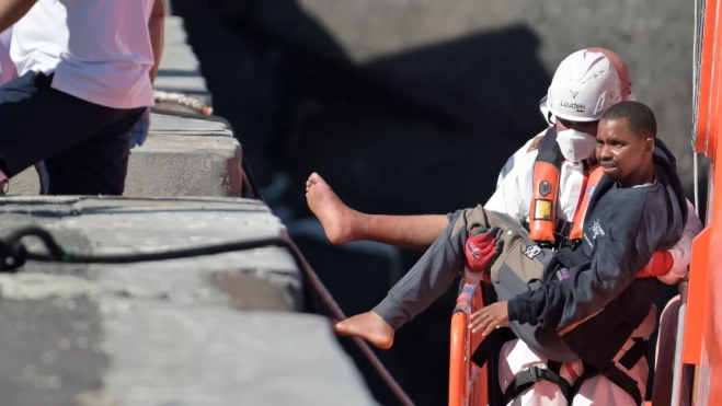 Un migrante llega a El Hierro / EFE - GELMERT FINOL Un migrante llega a El Hierro / EFE - GELMERT FINOL