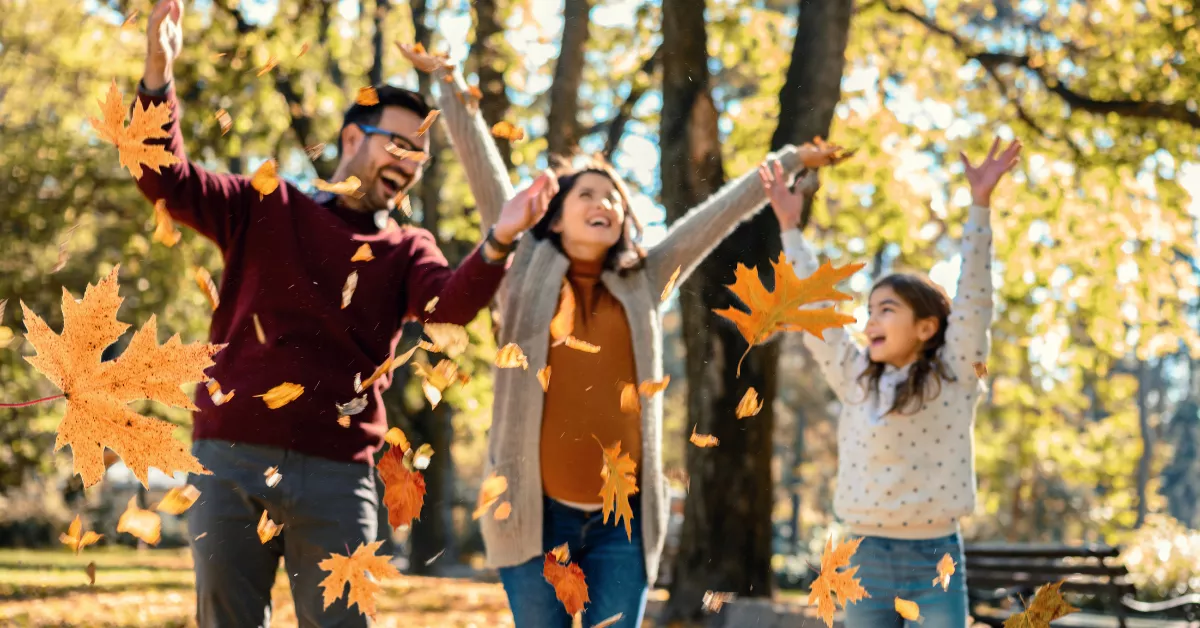 Imagen de una familia en un bosque con castaños / AH
