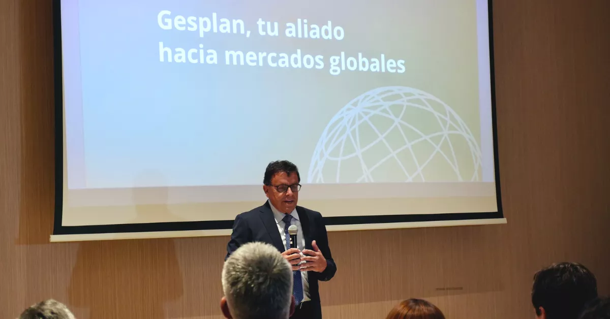 El consejero consejero de Política Territorial, Cohesión Territorial y Aguas, Manuel Miranda, en la presentación del plan de Gesplan.  ACFIPRESS