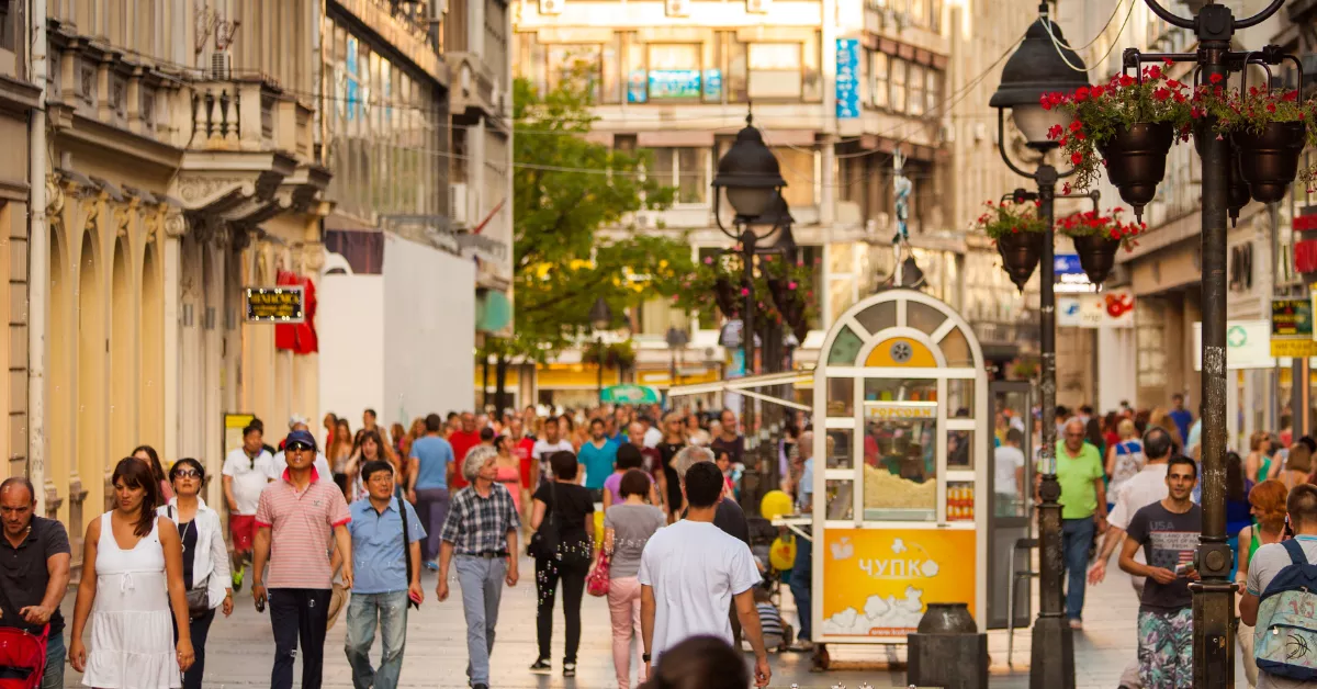 Gente de compras en tiendas / AH