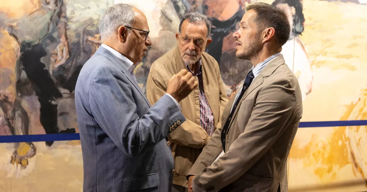 El consejero de Transición Ecológica, Mariano Hernández Zapata (d), conversa con el diputado y presidente del Cabildo de La Gomera, Casimiro Curbelo / EFE - MIGUEL BARRETO