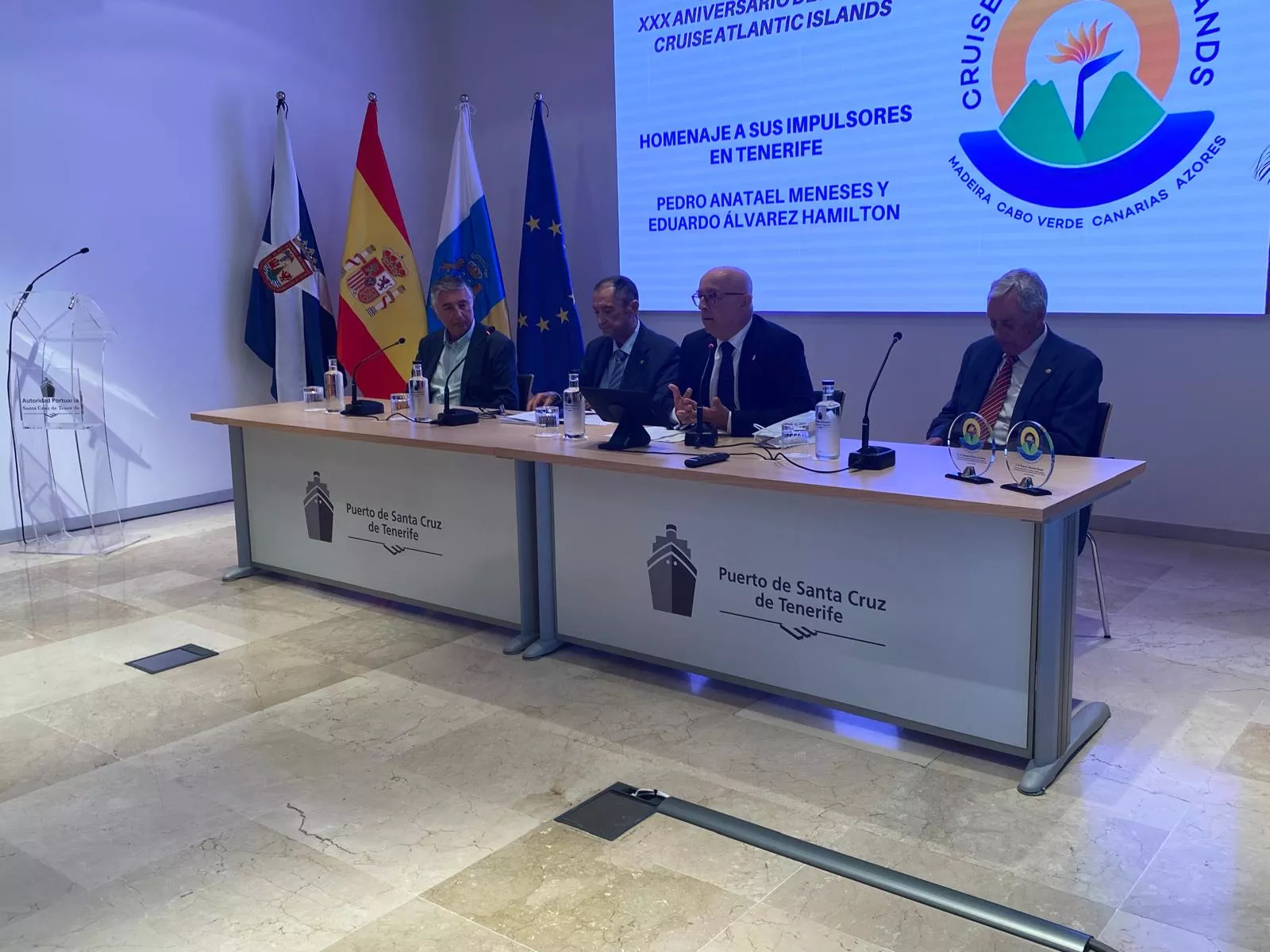 Homenaje a los impulsores en Tenerife de la firma Cruise Atlantic Islands. / ATLÁNTICO HOY - ALBA MARICHAL