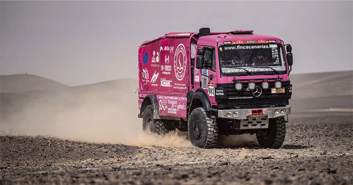Imagen del camión rosado Dakar / DAKAR POR LA VIDA
