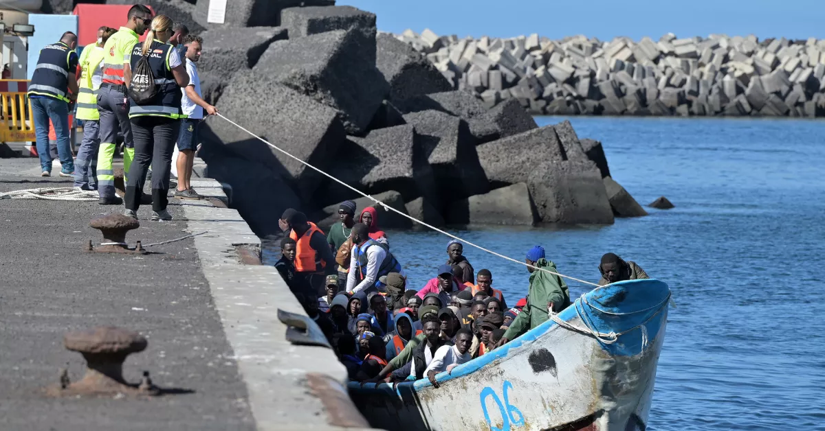 Migrantes llegando a El Hierro / EFE - GELMERT FINOL