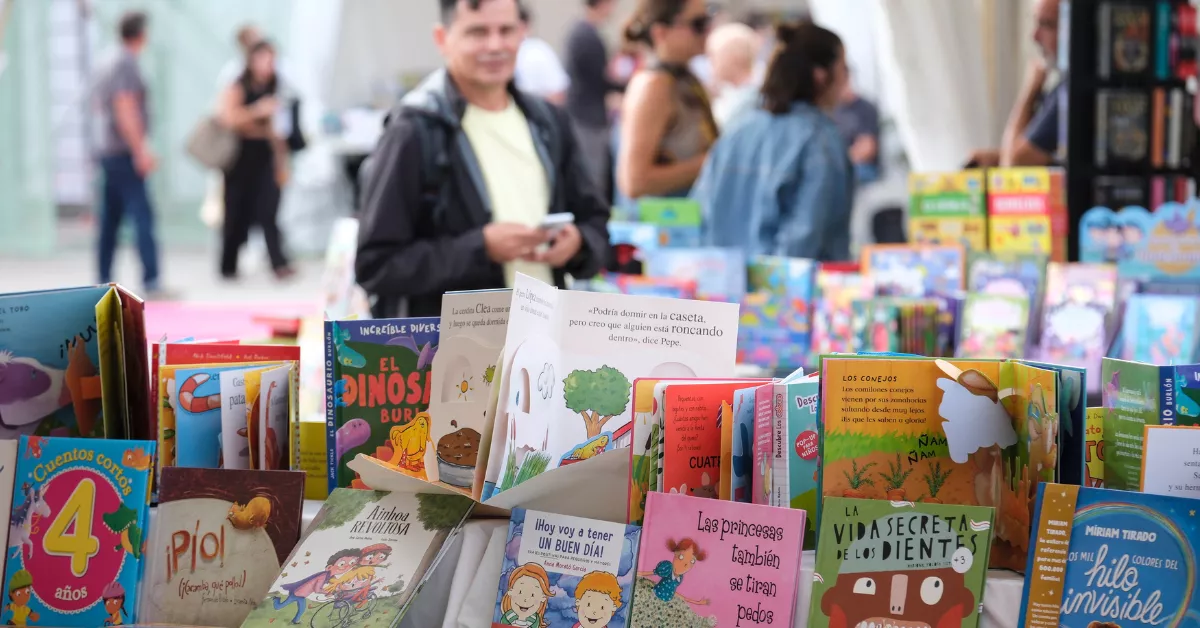 Varias personas en la Feria del Libro de La Laguna. / ALBERTO VALDÉS-EFE