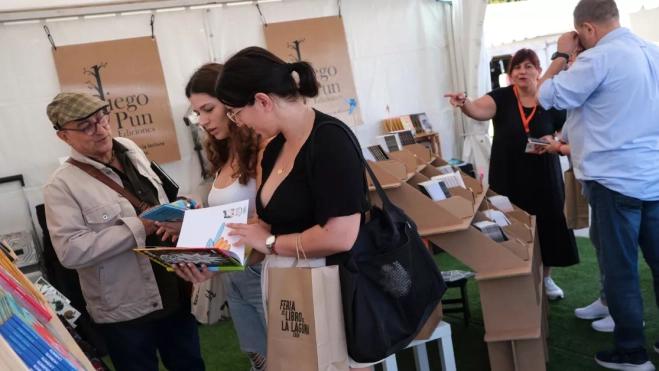 Varias personas en la Feria del Libro de La Laguna. ALBERTO VALDÉS EFE (1) Varias personas en la Feria del Libro de La Laguna. ALBERTO VALDÉS EFE (1)