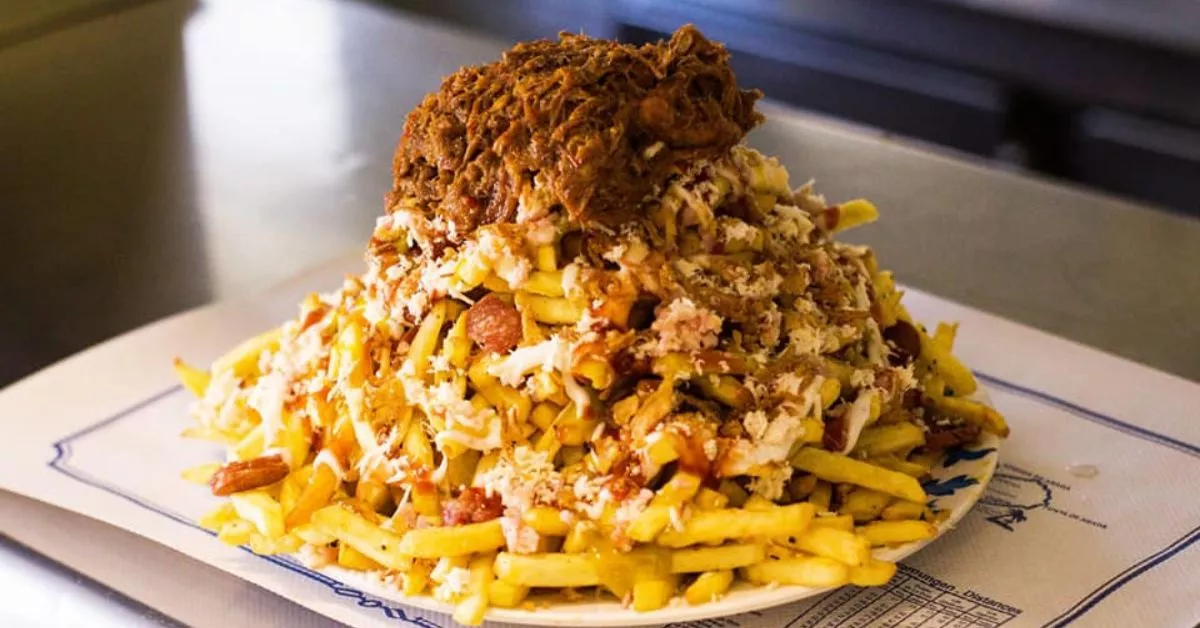 En las papas locas del bar La Sifonería no existe la ración pequeña. Todos los tamaños son XXL./ REDES.