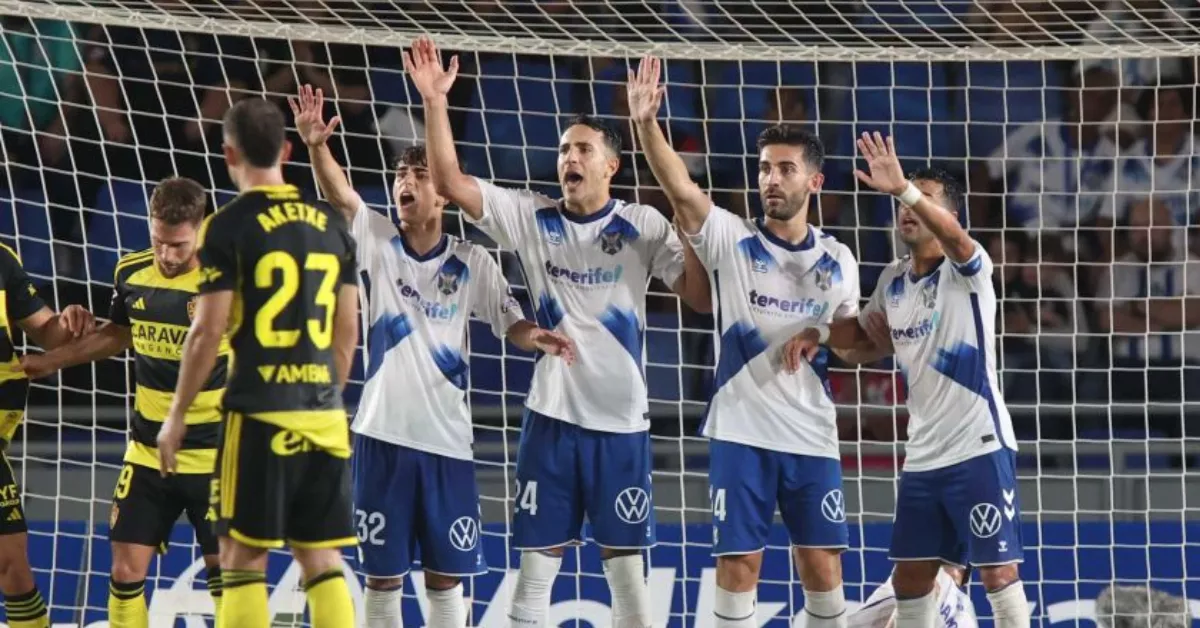 Los jugadores del Tenerife se colocan en barrera para la falta que ejecutó Aketxe al filo del descanso./ LALIGA.