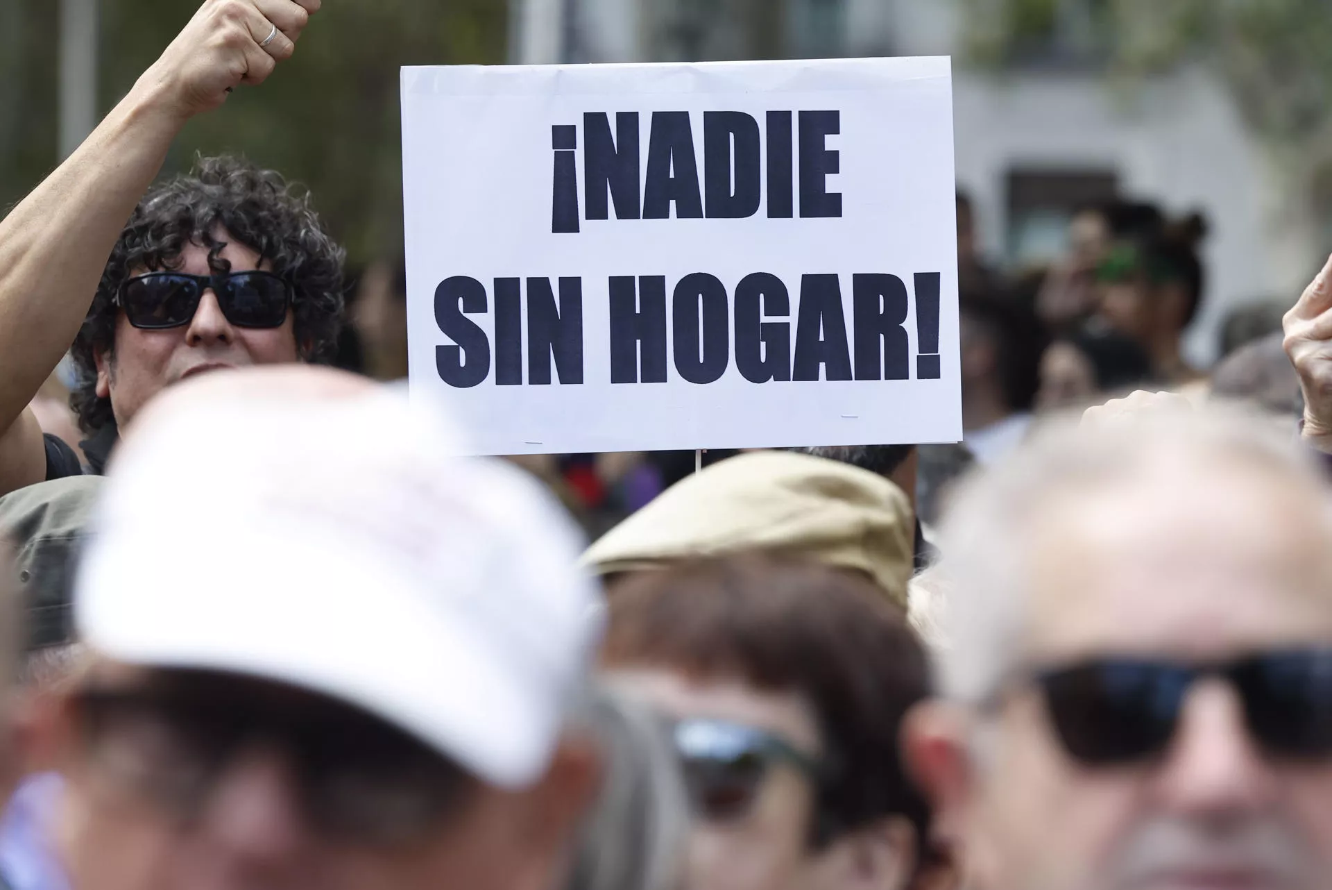 La brecha crece en Canarias: salarios suben un 16%, pero la vivienda se encarece un 45%. En la imagen, una de las manifestaciones de este domingo por el derecho a la vivienda. / CHEMA MOYA-EFE