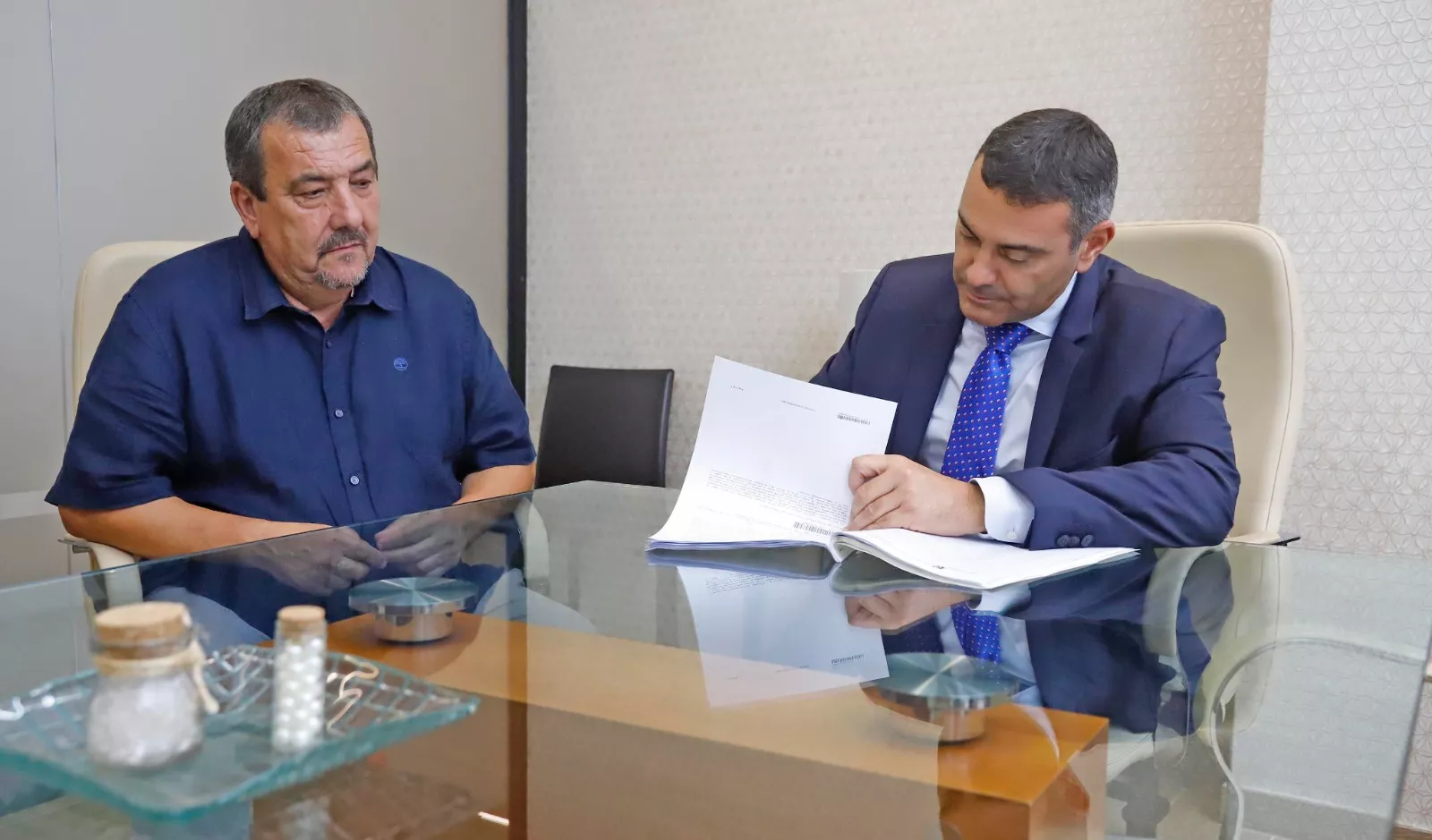 El presidente del Cabildo de Lanzarote, Oswaldo Betancort, firma ante notario la primera adquisición de terrenos en Arrecife y Uga./ CEDIDA