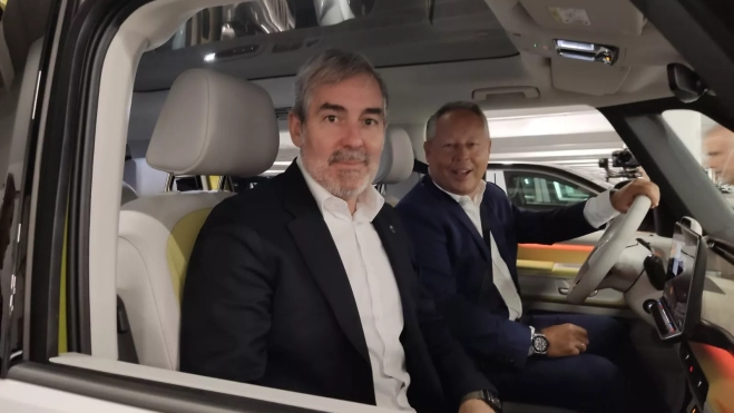 Fernando Clavijo y Oliver Alonso, en pleno tour por la nueva terminal.