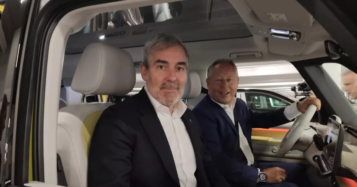 Fernando Clavijo y Oliver Alonso, en la presentación de la autoterminal de Domingo Alonso en el Puerto de Las Palmas. / AH