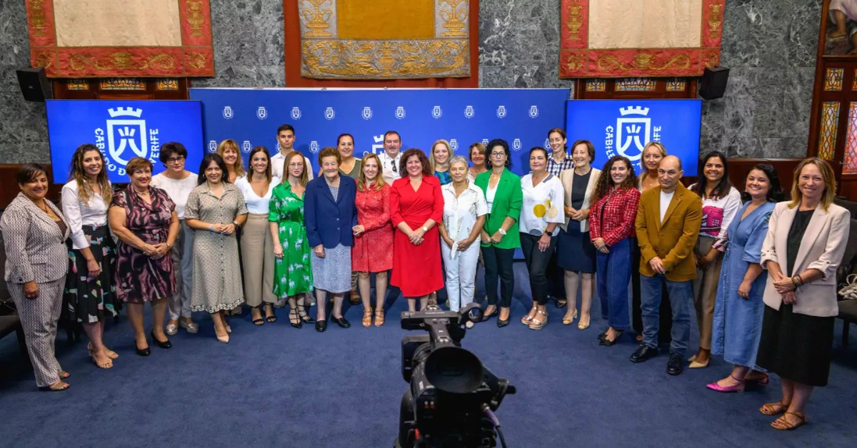 Acogida de las 10 mujeres rurales homenajeadas por el Cabildo de Tenerife, junto con miembros de los ayuntamientos que las eligieron. / CEDIDA