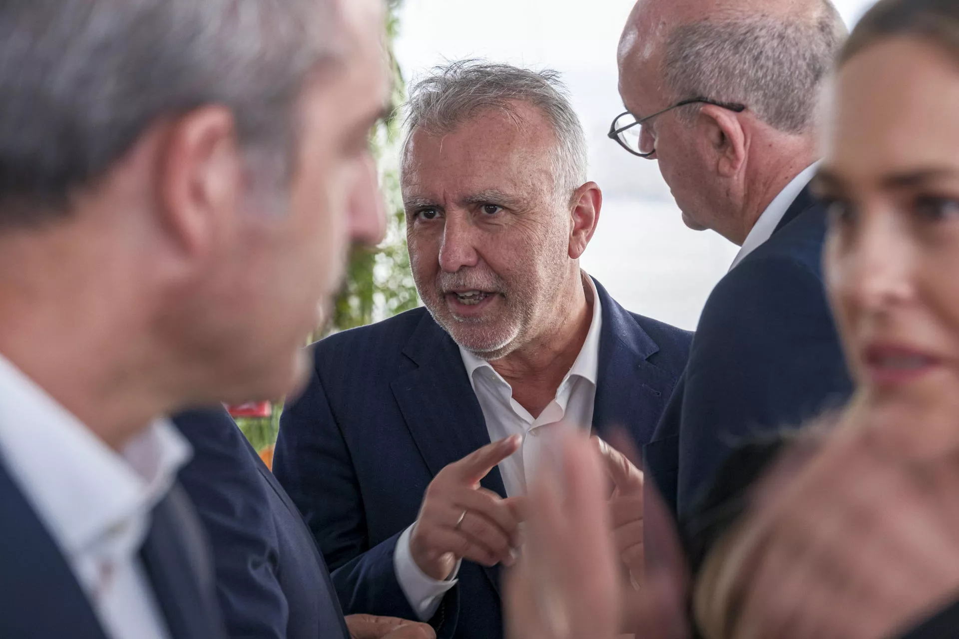 Ángel Victor Torres, en el centro de la imagen, dialoga con Anselmo Pestana y ante la presencia de Manuel Domínguez (PP). / ÁNGEL MEDINA G.-EFE