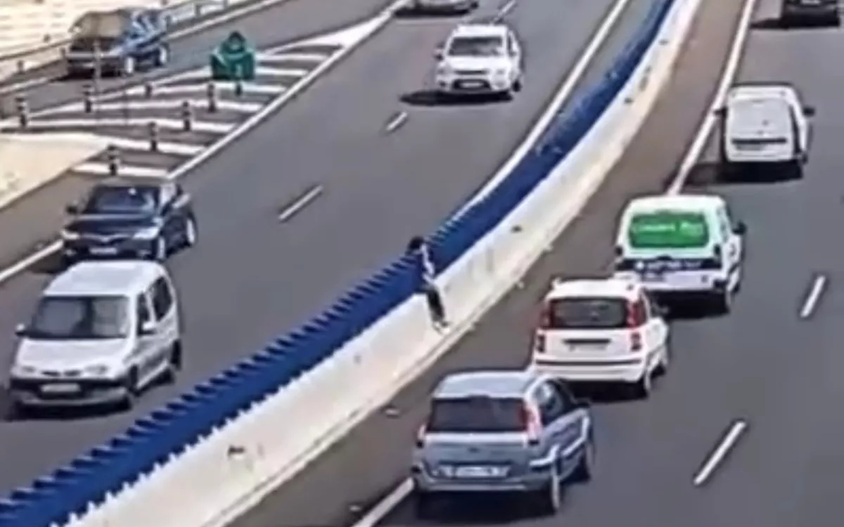 Tensión en la TF-1: una persona sentada en la mediana provoca colas en la autovía cerca de Siam Park. / AH