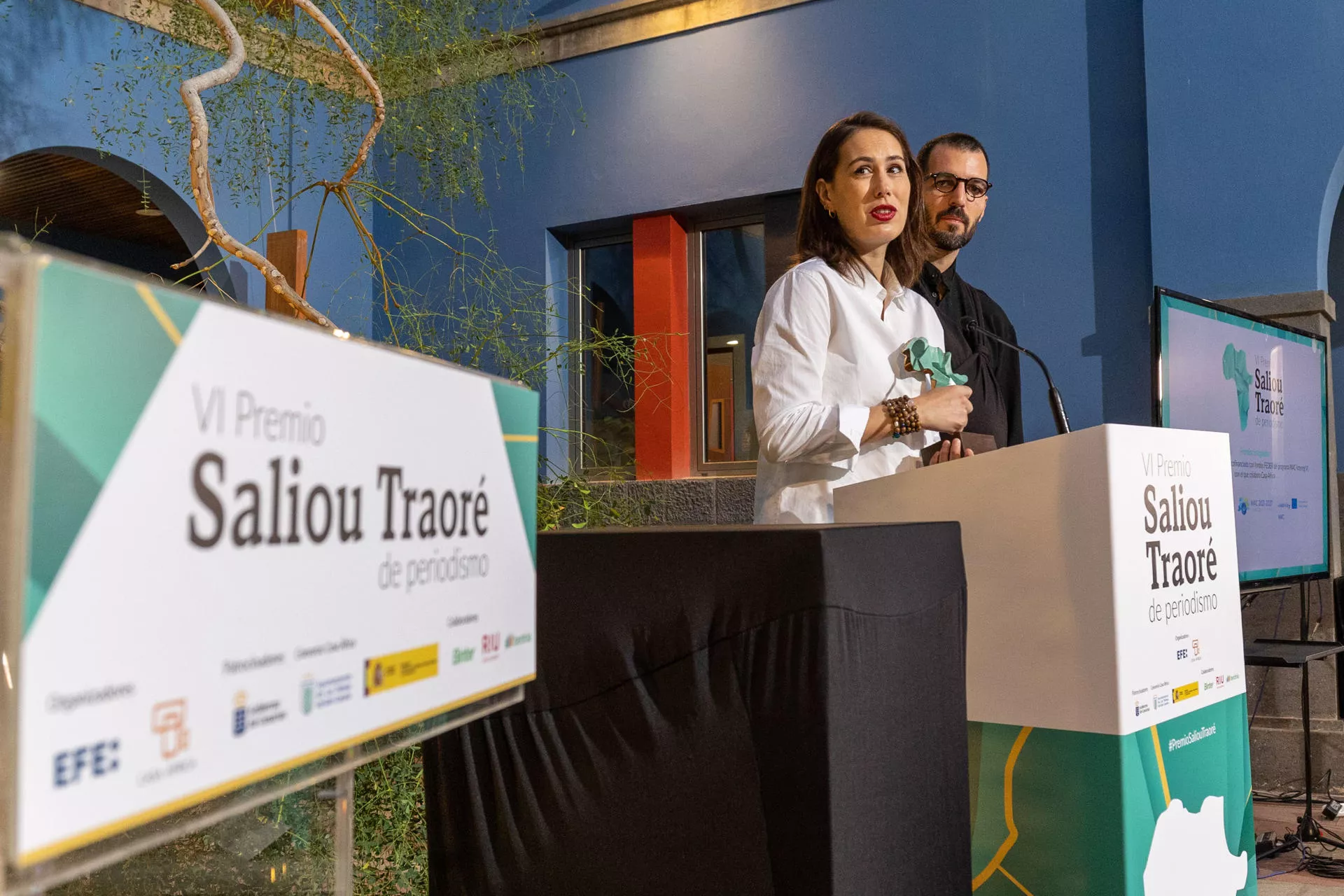 Los periodistas galardonados, los brasileños Renta Brito y Felipe Dana, de Associated Press, pronuncian unas palabras durante el acto de entrega del Premio Saliou Traoré de Casa África y Agencia Efe, este lunes en Casa África de Las Palmas. / QUIQUE CURBELO-EFE