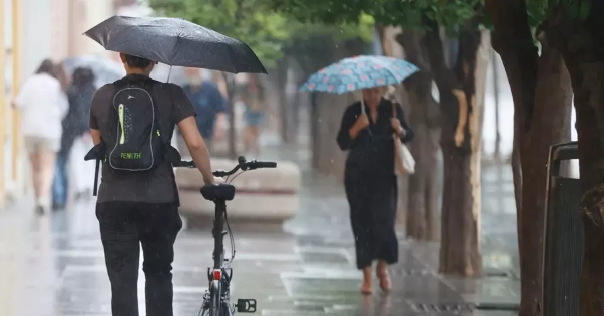 Imagen de personas caminando bajo la lluvia / JOSE MANUEL VIDAL - EFE