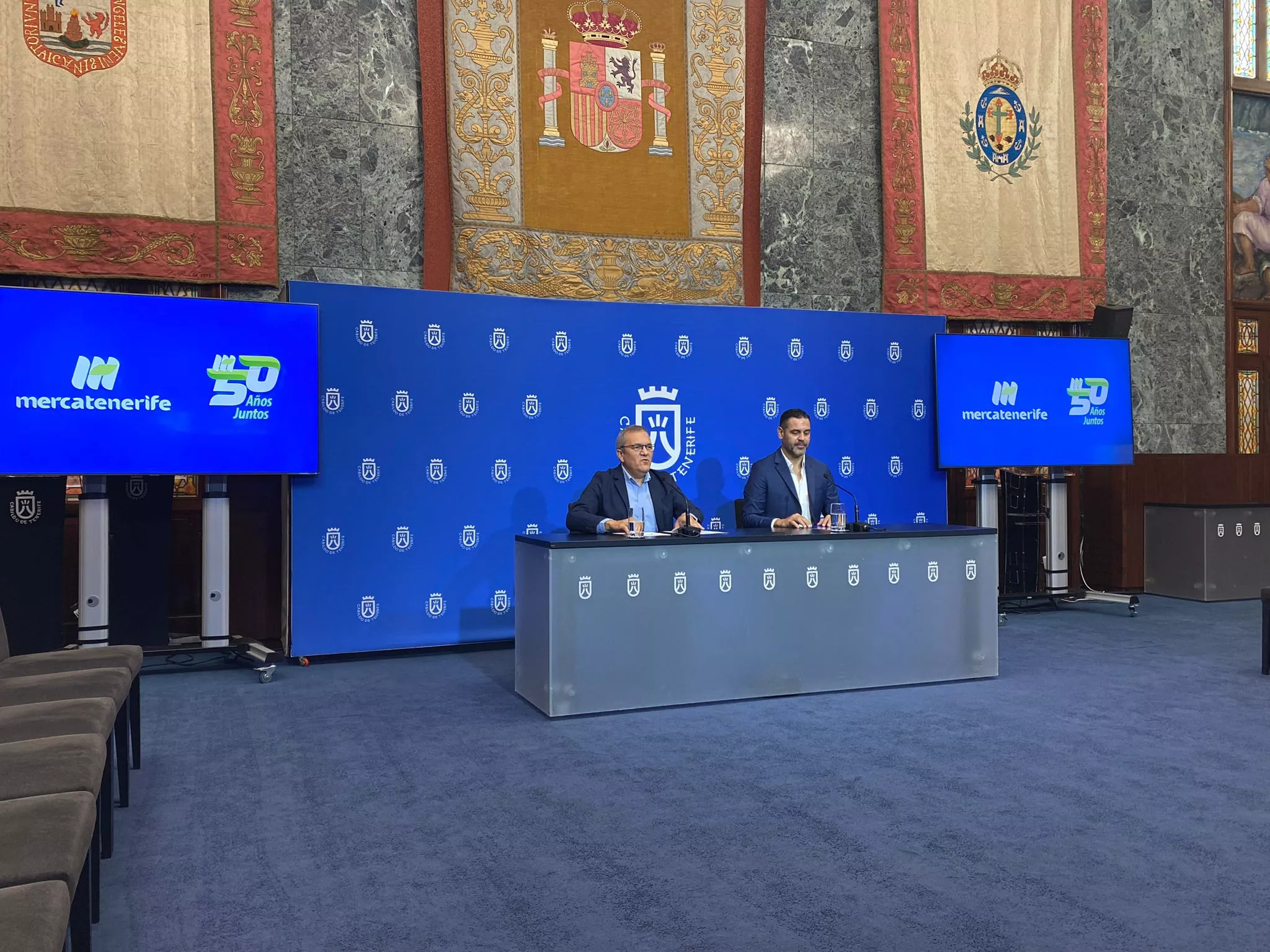 El consejero de Sector Primario, Valentín González, y el director gerente de Mercatenerife, Alejandro Fernández. / ATLÁNTICO HOY - ALBA MARICHAL