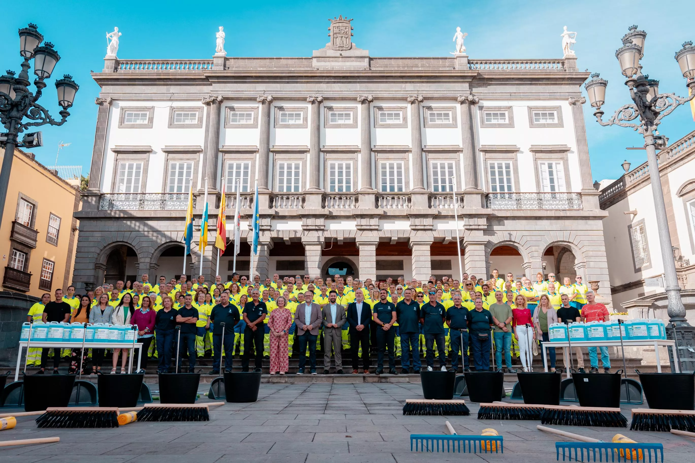 El Instituto Municipal de Empleo y Formación (IMEF) del Ayuntamiento de Las Palmas de Gran Canaria ha incorporado a 164 personas a su plantilla para trabajar en el servicio de limpieza urbana. / AH