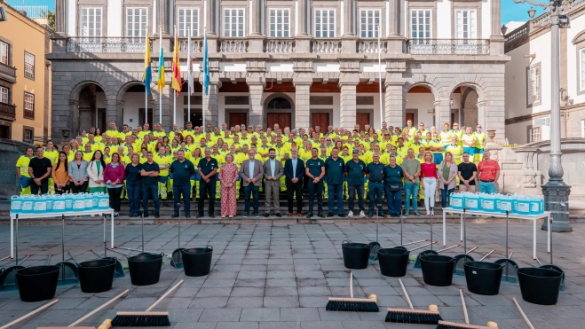 Foto de familia con las 164 personas incorporadas al IMEF y las autoridades municipales. / AH
