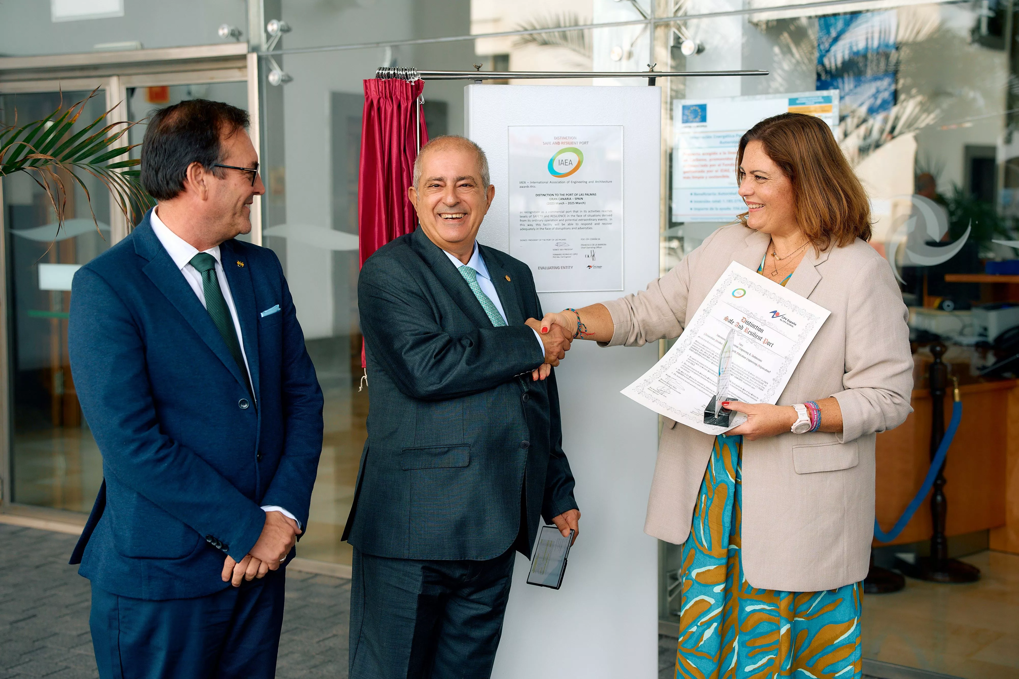 Las Palmas presume de puerto seguro. En la imagen, Beatriz Calzada recibe el galardón de la mano Fernando Rodríguez y Alberto Camarero. / AH Las Palmas presume de puerto seguro. En la imagen, Beatriz Calzada recibe el galardón de la mano Fernando Rodríguez y Alberto Camarero. / AH