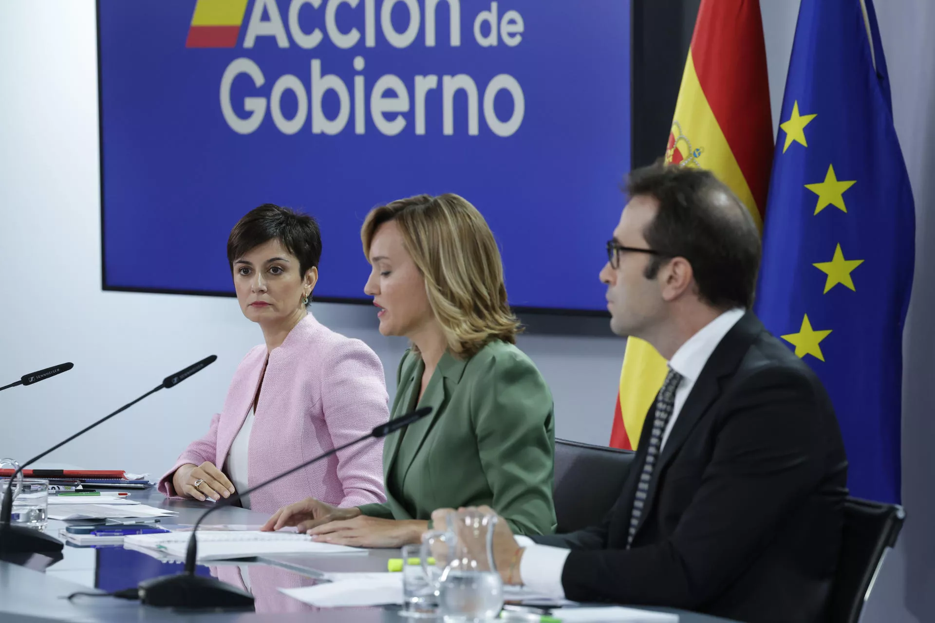 Canarias recibe 10,6 millones en ayudas del Bono Alquiler Joven. En la imagen, Las ministras de Vivienda, Isabel Rodríguez (i); Educación, Pilar Alegría (c), y Economía, Carlos Cuerpo, tras la reunión del Consejo de Ministros. / ZIPI ARAGÓN-EFE