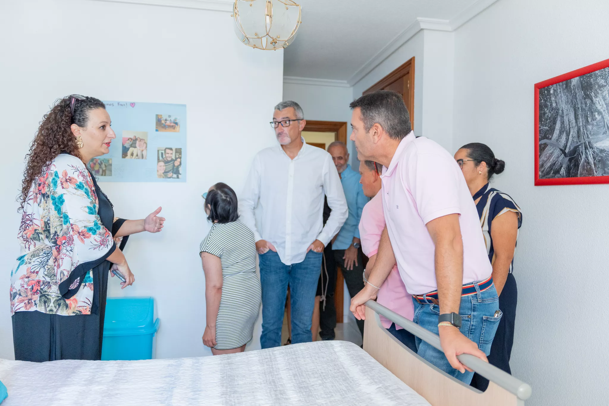 Lanzarote amplía su red de atención con 100 nuevas plazas para mayores y personas dependientes. En la imagen, Oswaldo Betancort, presidente del Cabildo de Lanzarote, dialoga con una técnica del Proyecto Adislan. / AH