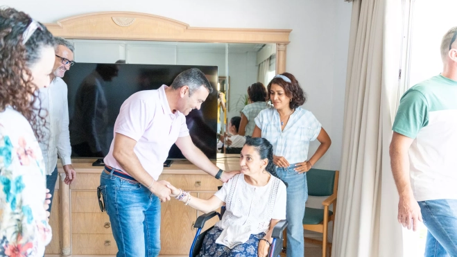 Oswaldo Betancort, presidente del Cabildo de Lanzarote, saluda a una beneficiaria del Proyecto Adislan. / AH Oswaldo Betancort, presidente del Cabildo de Lanzarote, saluda a una beneficiaria del Proyecto Adislan. / AH