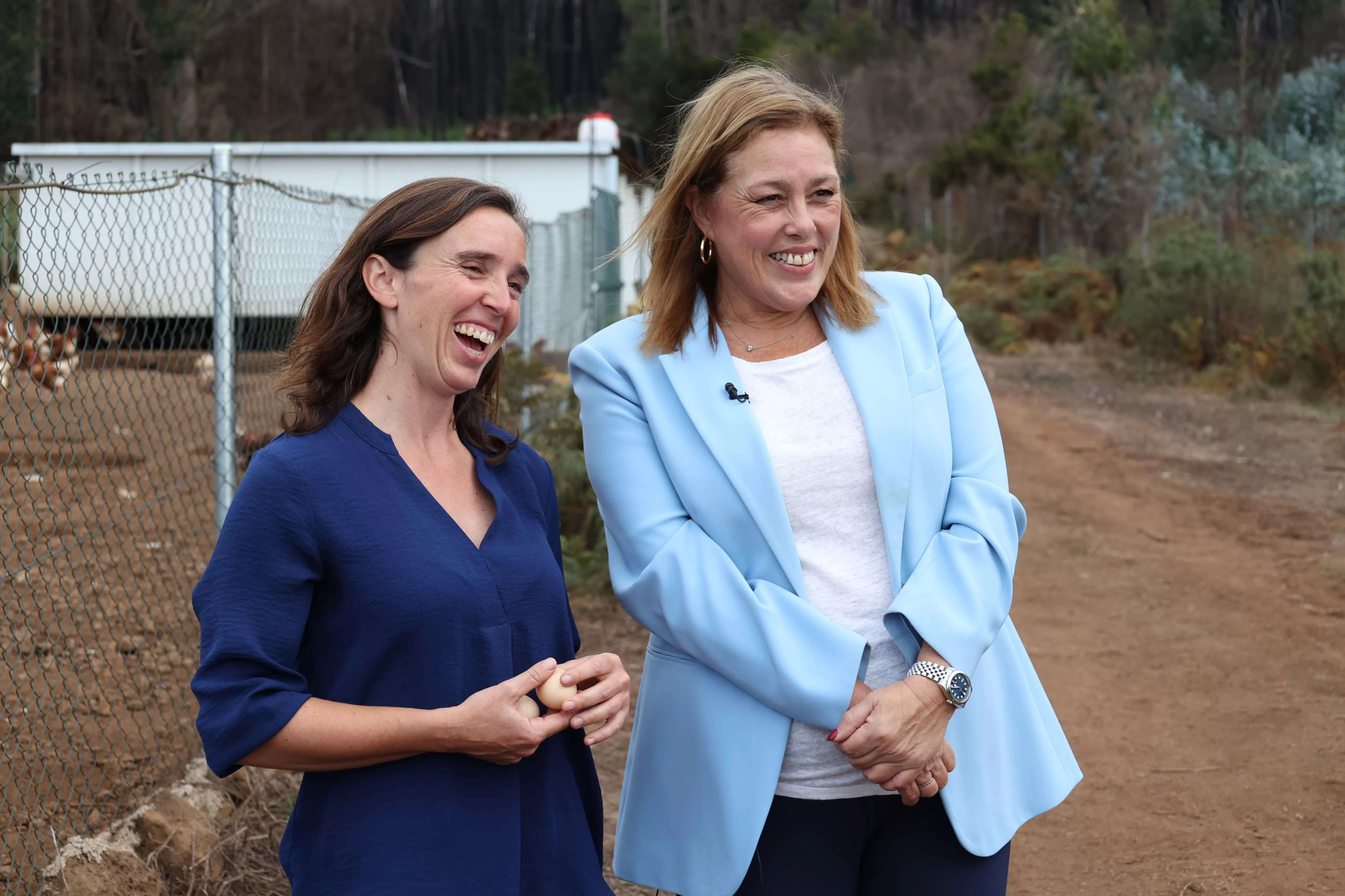 Astrid Pérez visibiliza la labor de las mujeres rurales con el proyecto de una joven emprendedora. En la imagen, Elia González y la presidenta del Parlamento de Canarias en la granja avícola de la primera. / AH