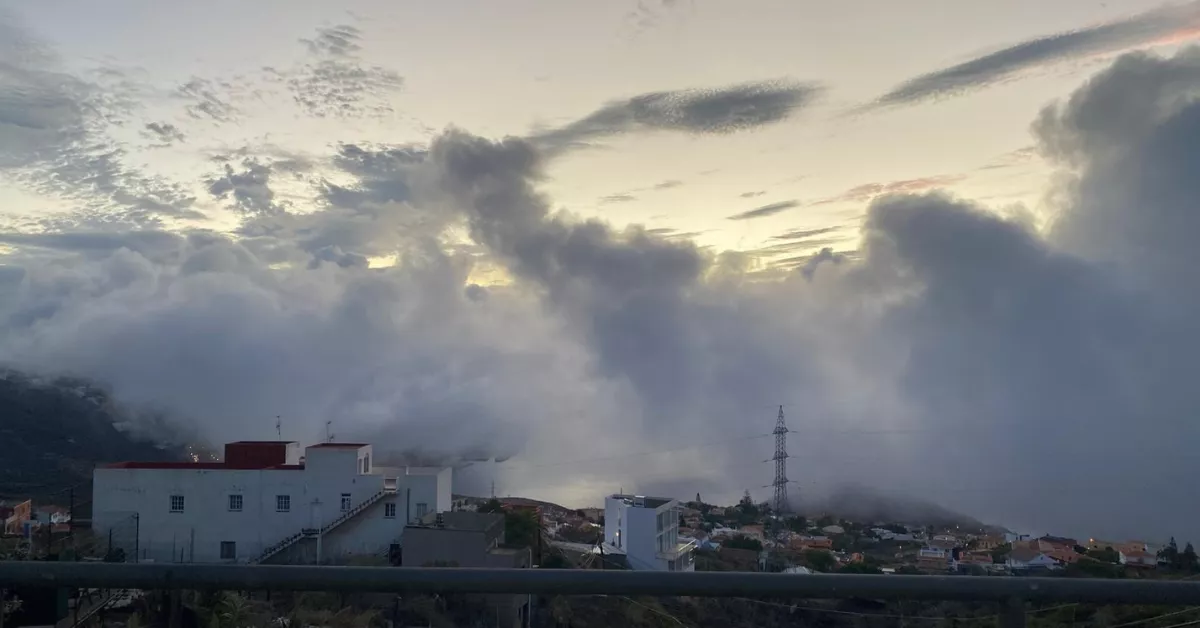 Imagen del cielo en Tenerife con nubes a ras de suelo / AH