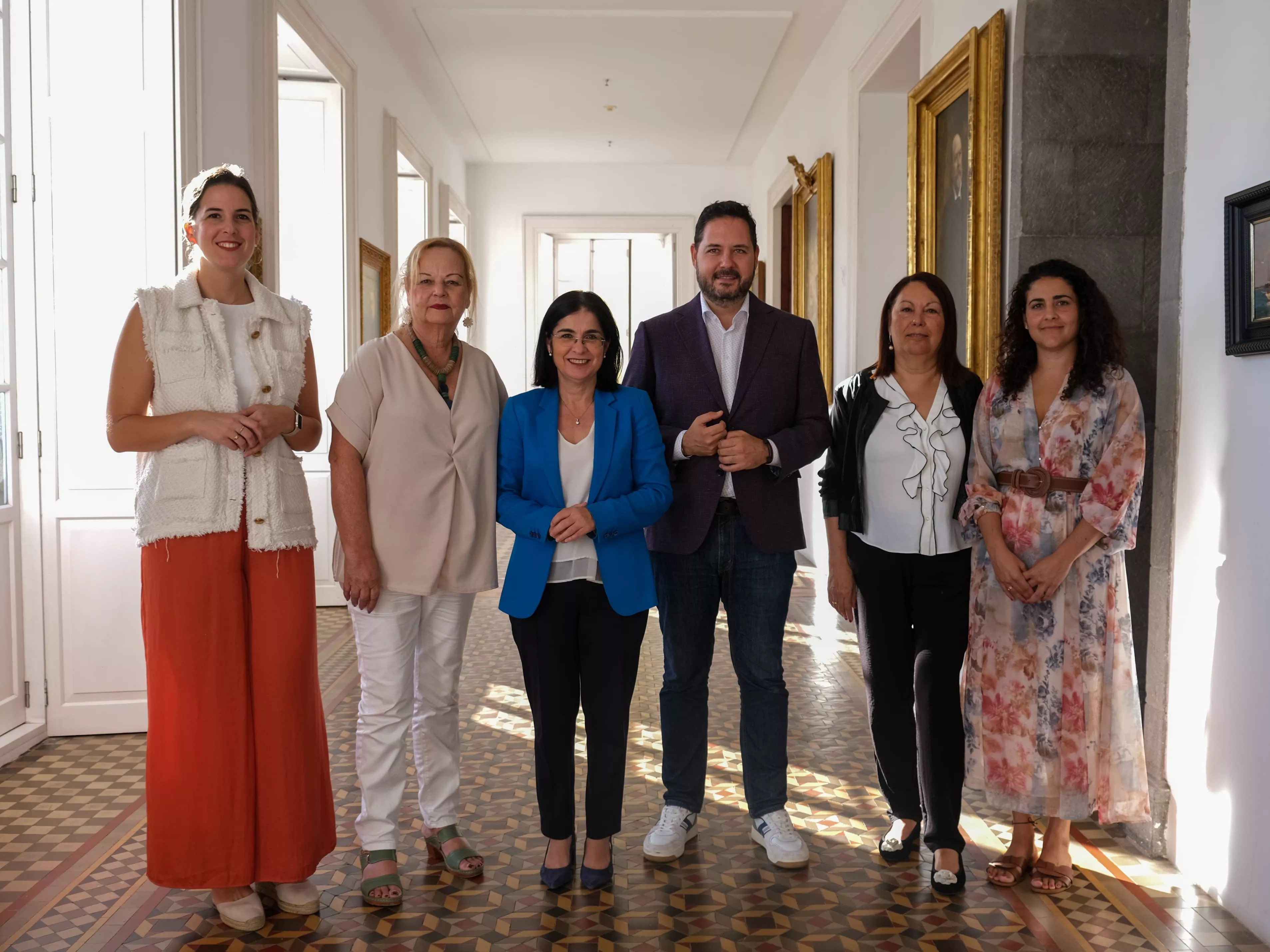 Darias, que aparece en el centro de la imagen junto a Campoamor, Santana, Íñiguez, Vargas y González, ha reestructurado parte del grupo de gobierno del Ayuntamiento de Las Palmas de Gran Canaria. / AH
