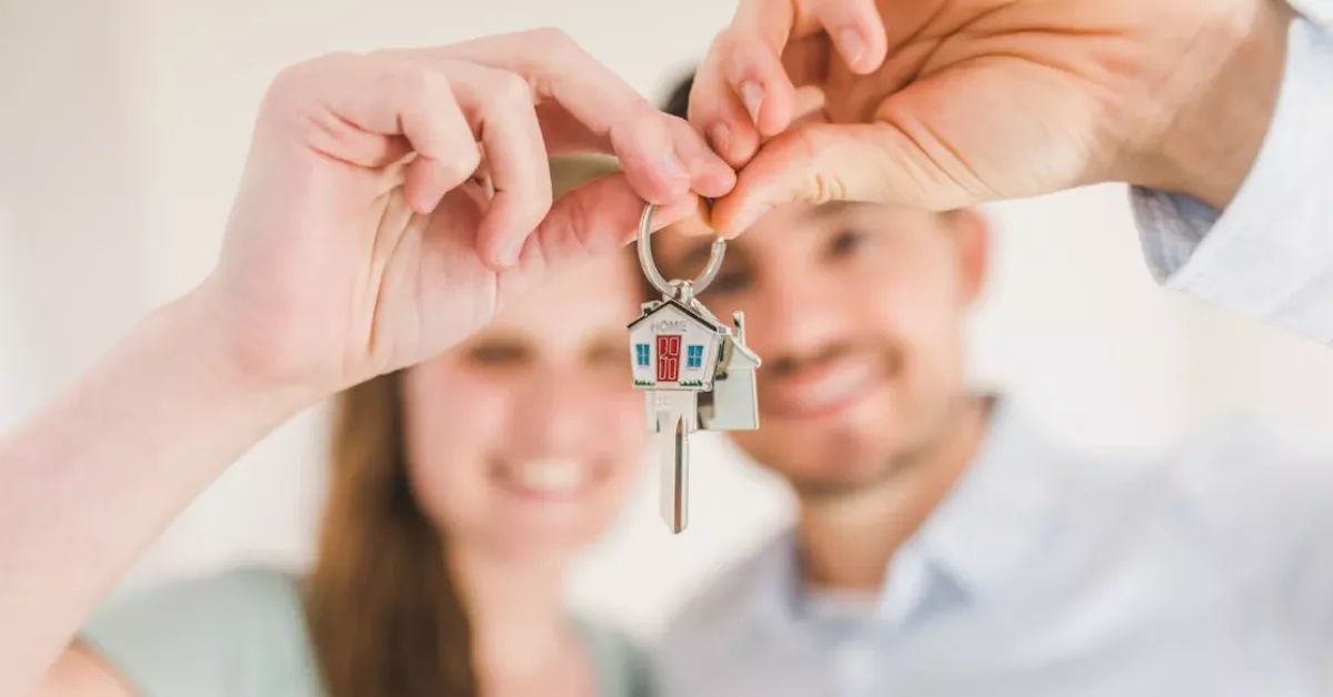 Imagen de jóvenes con las llaves de un piso en alquiler / PEXELS