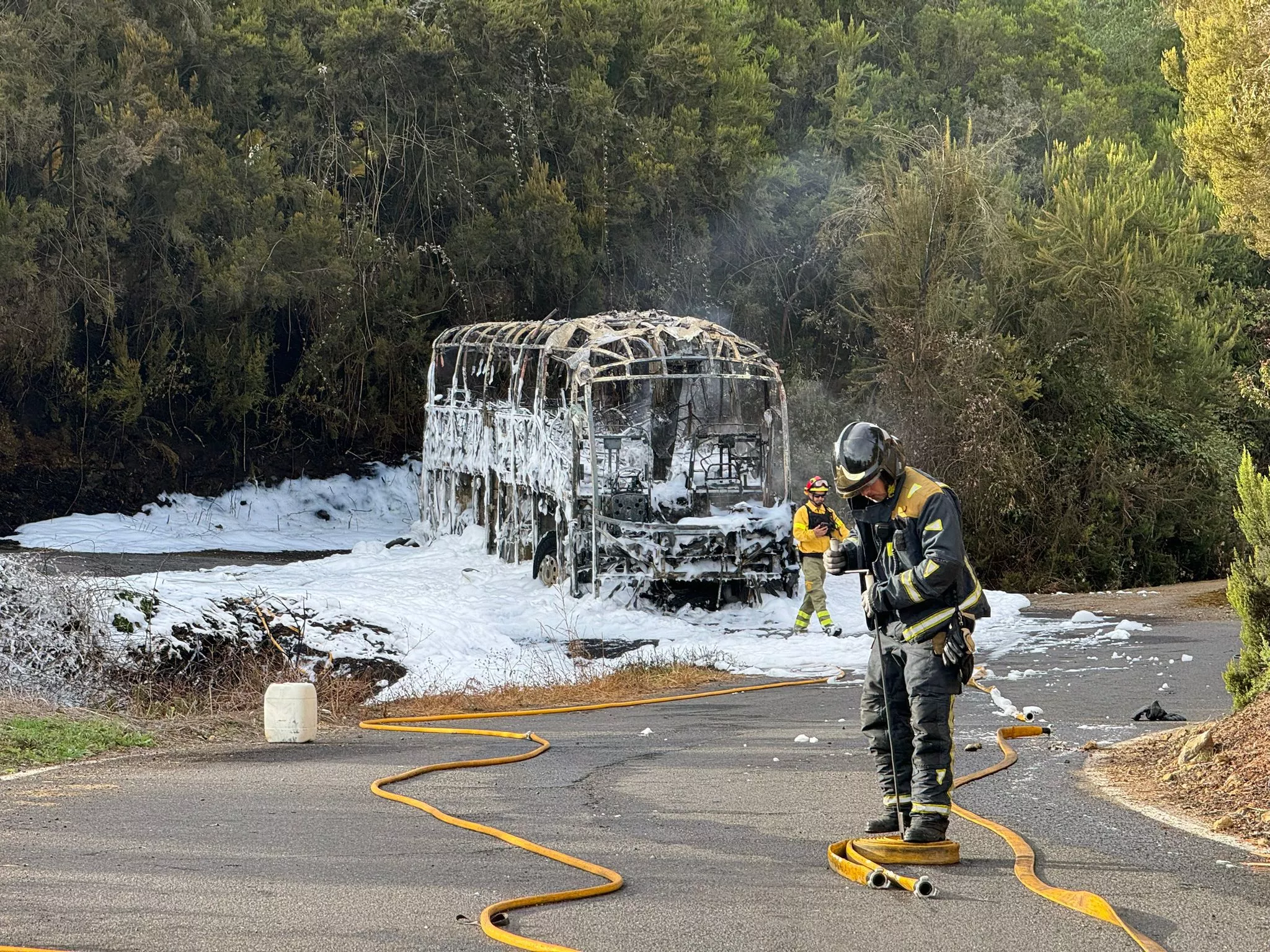 Incendio de una guagua escolar en Los Realejos. / AYUNTAMIENTO DE LOS REALEJOS 