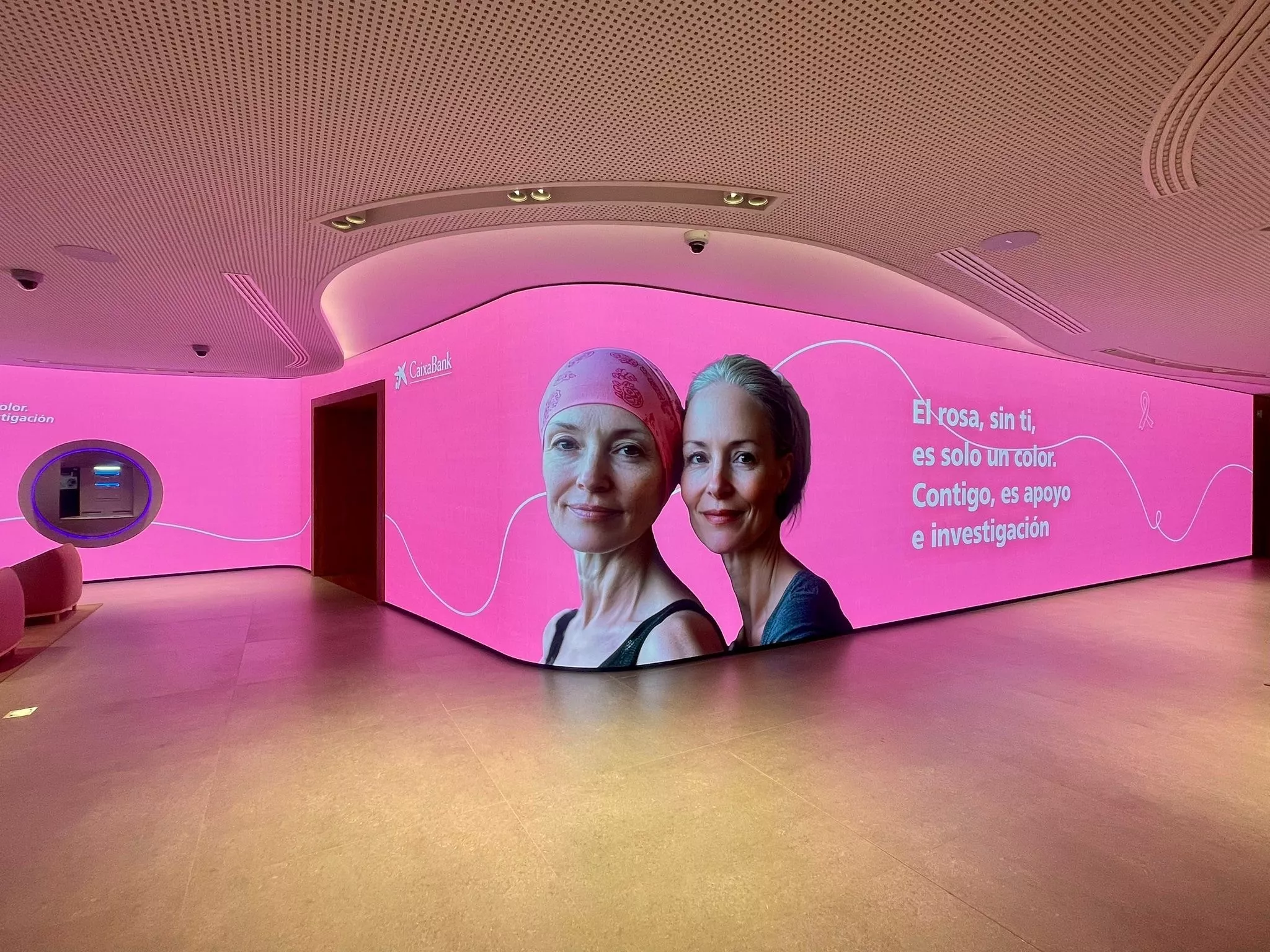 Personalización de Oficina all in one Gran Canaria con motivo de la Campaña Contra el Cáncer de Mama./ CEDIDA