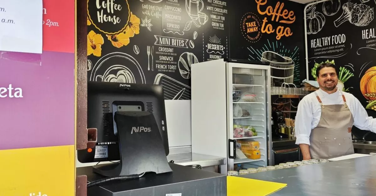 Airam, nuevo propietario junto con su compañera Marcela de la cantina del Mercado del Agricultor de Tegueste./ MERCADO DEL AGRICULTOR