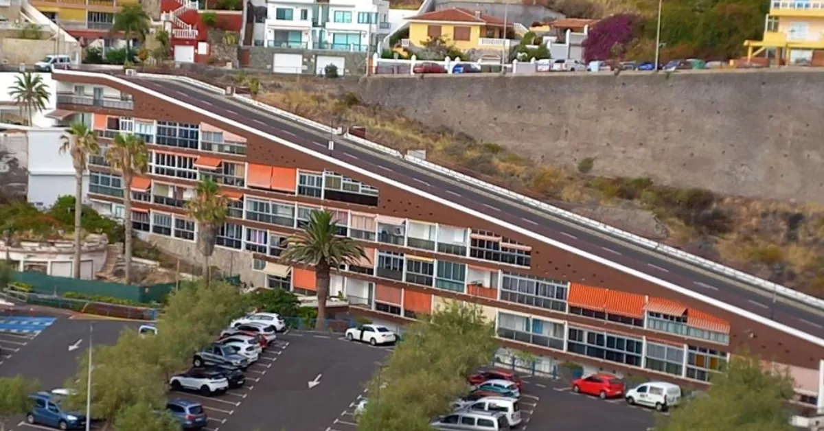 Imagen del edificio con una carretera en la azotea / BOOKING