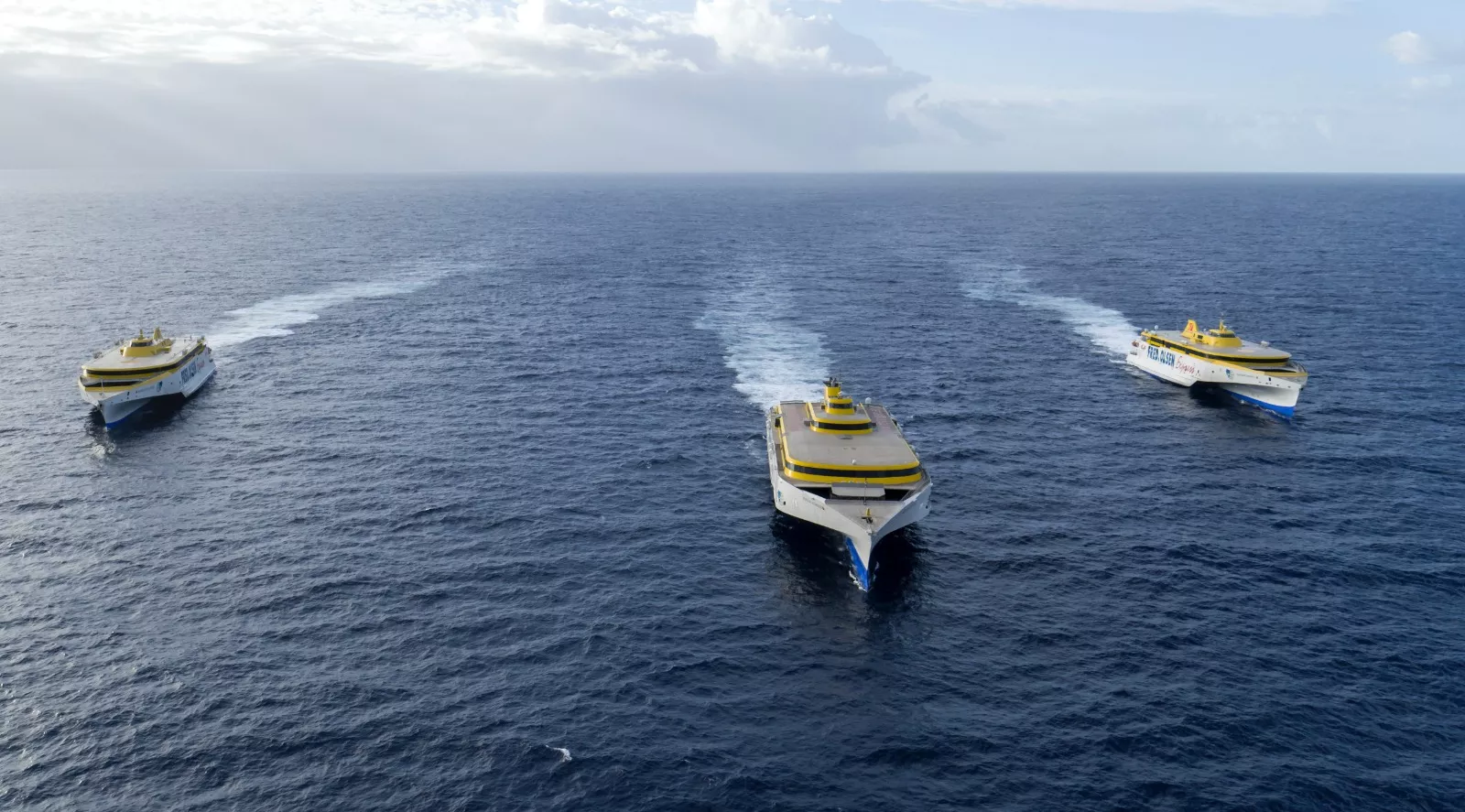 Los 3 trimaranes de Fred. Olsen Express navegando juntos./ CEDIDA